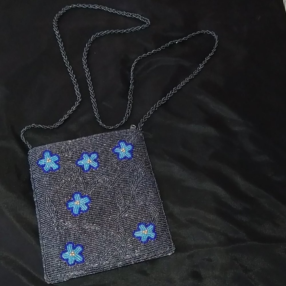 Beaded purse, silver with blue flowers